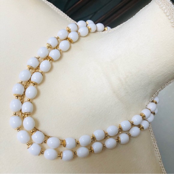 Vintage Jewelry - Vintage Celebrity white oval beads gold chain necklace